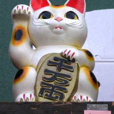 Талисман манэки-нэко - приглашающий кот
