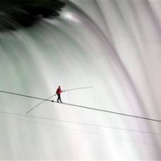 Канатоходец прошел по канату над ниагарским водопадом