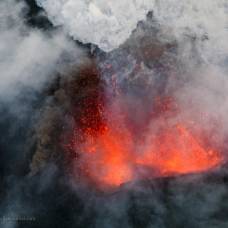 Пролетая над извержением вулкана плоский толбачик