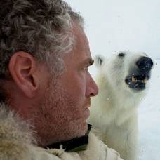 Шотландский эксперт провел 45 минут рядом с полярным хищником