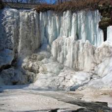 Скованный льдом водопад миннехаха