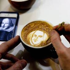Талантливый художник рисует известные лица на кофейной пенке