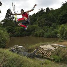 Африканский атлет перепрыгнул яму с крокодилами