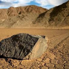 Геологи разгадали тайну движущихся камней долины смерти