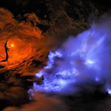 Вулкан kawah ijen извергается ярко-голубым пламенем: потрясающие фото