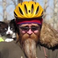 Велосипедист и его неразлучный друг кот
