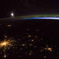 Nasa опубликовало снимок ночной москвы, северного сияния и свечения атмосферы земли