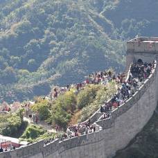 Популярный у туристов участок великой китайской стены защитят от молний огромными искусственными соснами