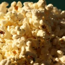 Физики определили, почему попкорн так шумит при разрыве