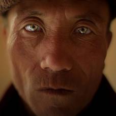 На северо-западе китая есть деревня, в которой живут люди с неповторимыми зелено-голубыми глазами