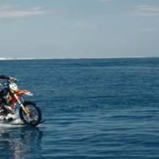 Австралиец прокатился на мотоцикле по морю, как по суше