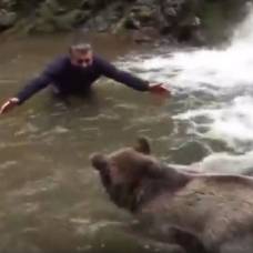 Турецкий путешественник искупался с диким медведем на алтае