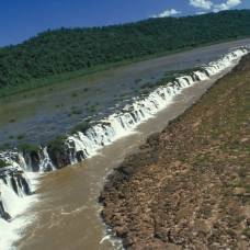 Мокона фоллс (yucumã falls) - водопад расположенный параллельно реке