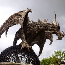 Скульптуры драконов из обыкновенных коряг