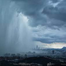 На тайване сфотографировали "водопад с неба"