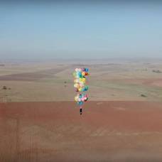Полет над африкой на сотне воздушных шаров