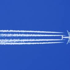 Что является причиной следа, который оставляет за собой самолёт, летящий высоко в небе?