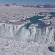Обнаружен источник тепла под антарктидой: лёд тает изнутри