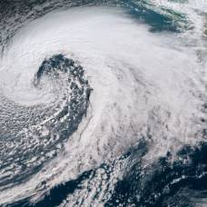 Спутники запечатлели шторм, поднимающий 17-метровые волны в тихом океане