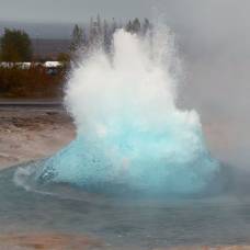 Завораживающая красота: исландский гейзер в замедленной съемке