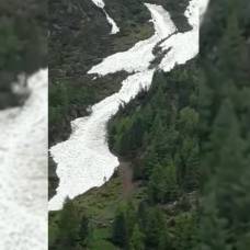 Снежная река сошла с гор в австрии