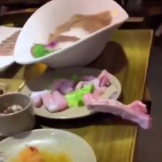 Жуткий момент: «куриная грудка зомби» возвращается к жизни на обеденном столе