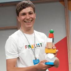 Ирландский студент создал средство для очистки воды от пластика