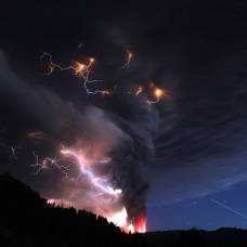 Извержение вулкана тааль в сопровождении молний