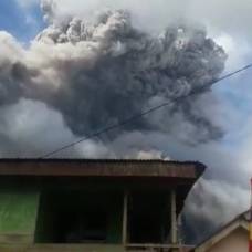 Очевидцы сняли на видео мощное извержение вулкана в индонезии