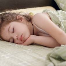 Почему дети спят дольше взрослых