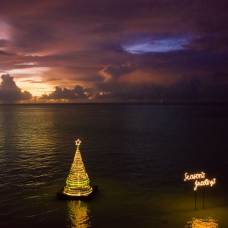 На мальдивах теперь есть плавающая рождественская елка