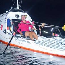 Женщина переплыла океан на веслах и установила мировой рекорд