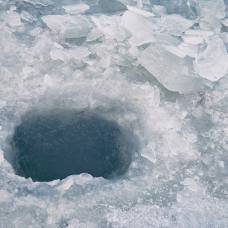 Почему вода в проруби не доходит до верхней кромки льда?