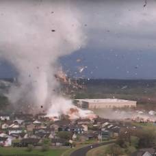 Метеоролог снял с дрона невероятные кадры разрушительного торнадо в канзасе