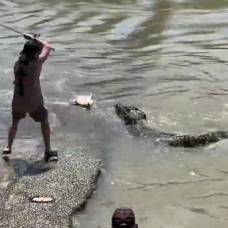 Как рыбак отвоевал рыбу у четырехметрового крокодила