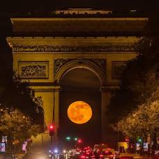 Эффектная фотография полной луны в обрамлении триумфальной арки