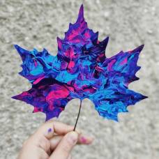 Яркие картины на осенних листьях