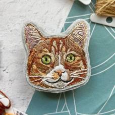 Иллюстратор использует нить для создания портретов кошек и собак