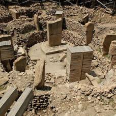 Почему древние постройки погрузились в землю?