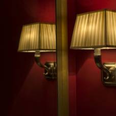 Становится ли в помещении светлее от ламп, отраженных зеркалами?