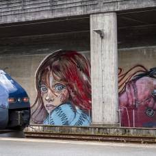 Уличный художник передал дух путешествия в красивой фреске с изображением девушки