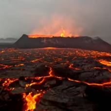 Видеооператор поделился кадрами того, как его дрон врезался в исландский вулкан