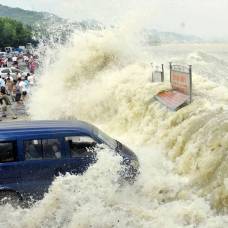 Гигантская приливная волна на реке цяньтан (qiantang)