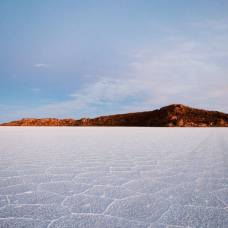 Высохшее соляное озеро уюни (исп. salar de uyuni)