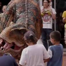 Реалистичный динозавр ''напал'' на маленьких австралийцев